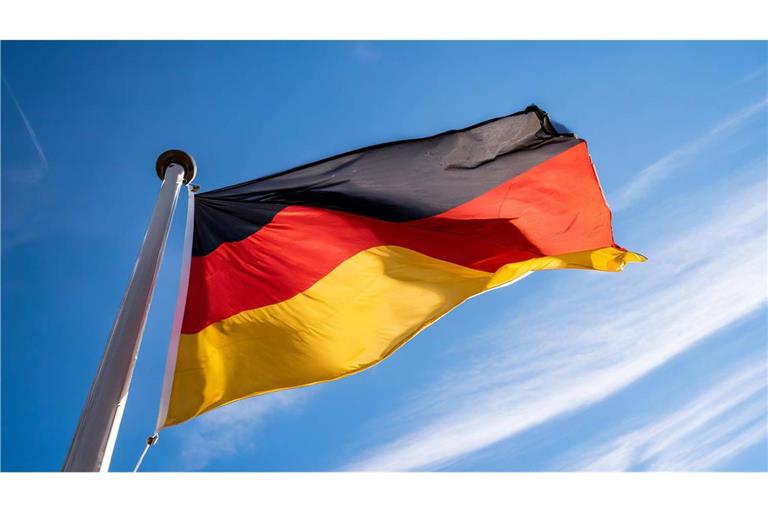 Bundesweit wehen heute die Deutschlandfahnen.