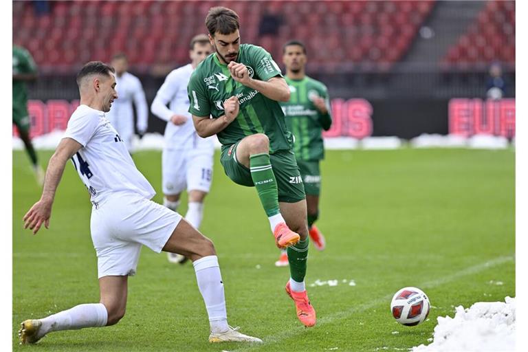 Jovan Milosevic kämpft im grünen Dress des FC St. Gallen gegen Nikola Katic vom FC Zürich. 
         
         Foto: imago/Pius Koller
