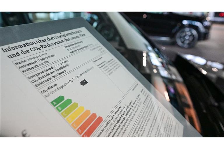 Verbraucher sollen beim Autokauf mit einem neuen Pkw-Label künftig unter anderem besser über den Verbrauch und die Emissionen ihres potenziellen Neuwagens informiert werden.