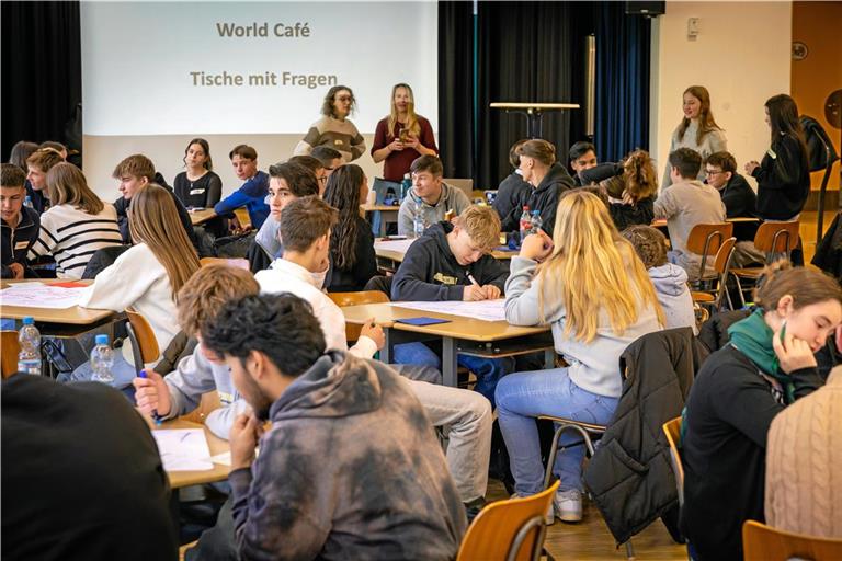 Der Musiksaal der Backnanger Max-Eyth-Realschule verwandelt sich bei der Konferenz am Dienstag in ein „World Café“. Foto: Alexander Becher 