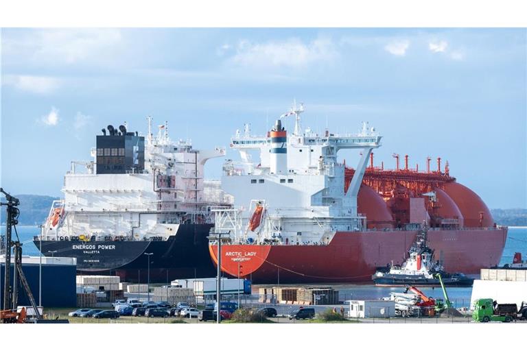 Ein LNG Tanker liegt mit einer Ladung LNG im Energie-Terminal. Auf der Insel Rügen kann Flüssigerdgas angelandet und nach der Umwandlung in Gas über eine Erdgas-Anbindungsleitung nach Lubmin in das deutsche Verteilnetz eingespeist werden.