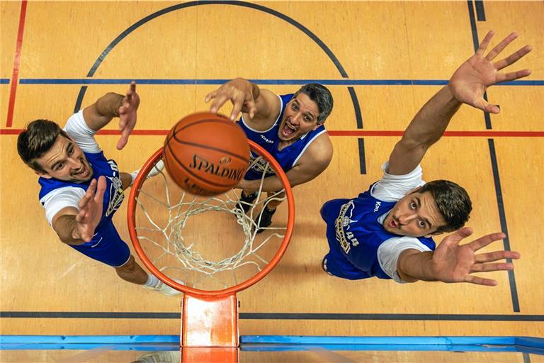 Haben seit dem Sommer 2022 großen Spaß daran, gemeinsam in einer Mannschaft Basketball spielen zu können (von links): Andrija, Stanislav und Mateo Vidacak. Foto: Alexander Becher