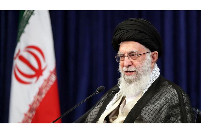 Ajatollah Ali Chamenei, Oberster Führer und geistliches Oberhaupt des Iran. Iranische Medien haben inmitten gefährlicher Spannungen in Nahost über eine Explosion weit im Landesinneren berichtet.