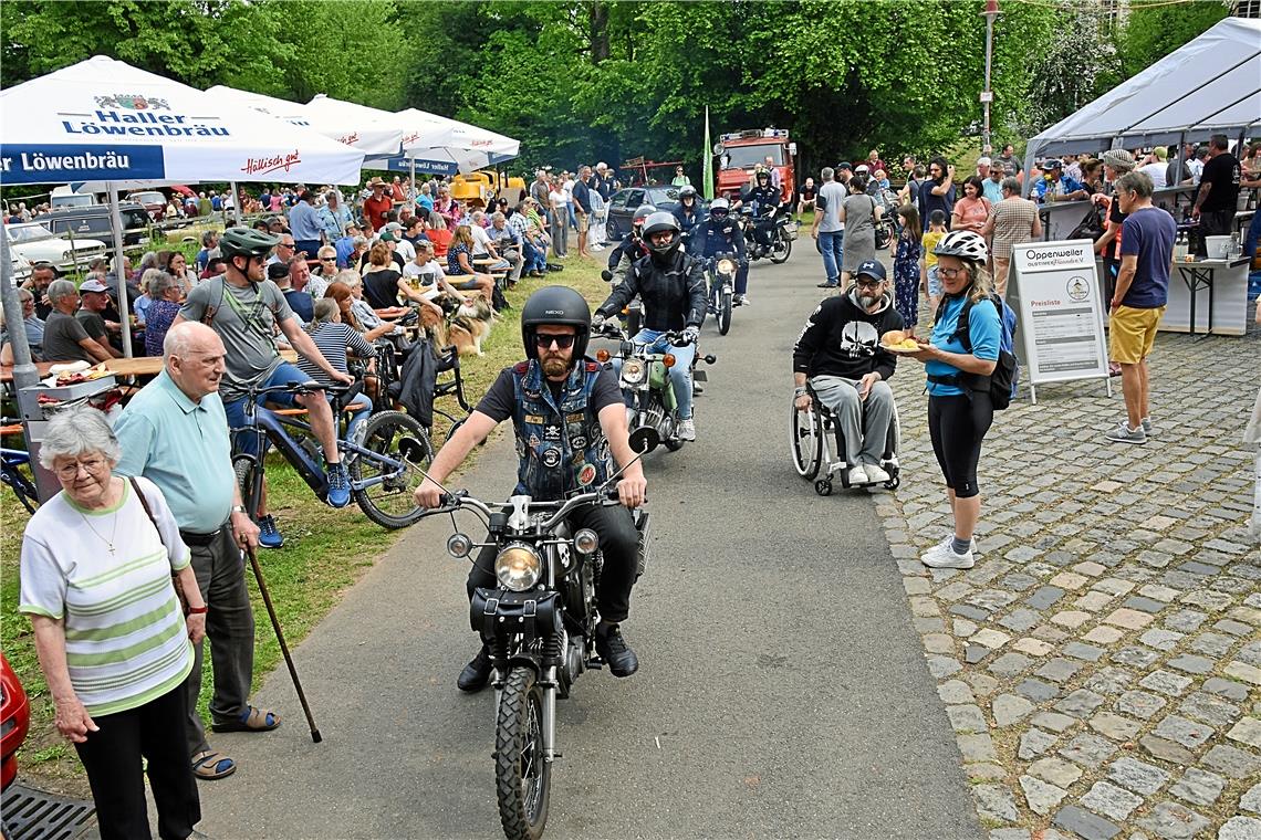 Auch motorisierte Zweiräder waren am Start. 10. Oldtimertreffen, Schlossgarten O...