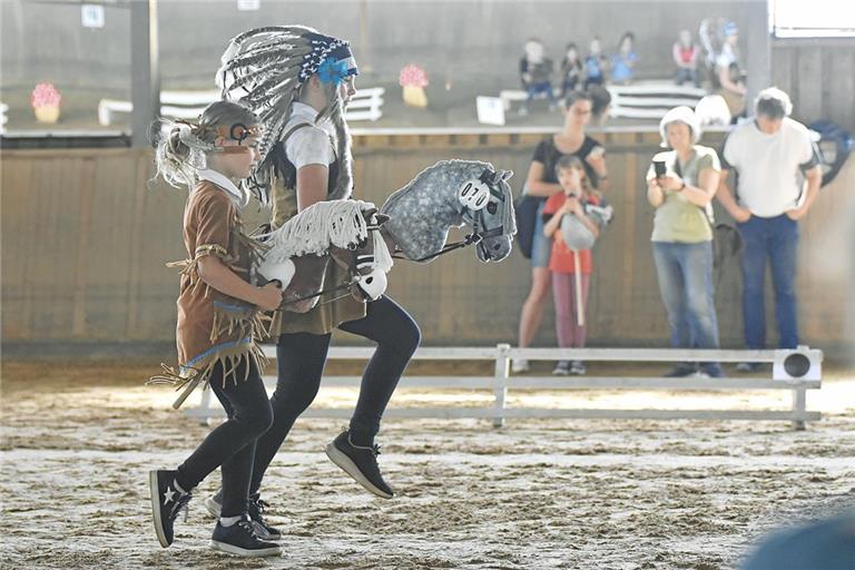 Auch Steckenpferde haben Namen: Sina Heinle mit Brownie (links) und Melina Heinle mit Vegas waren beim Hobby-Horse-Turnier am Start. Foto: Tobias Sellmaier