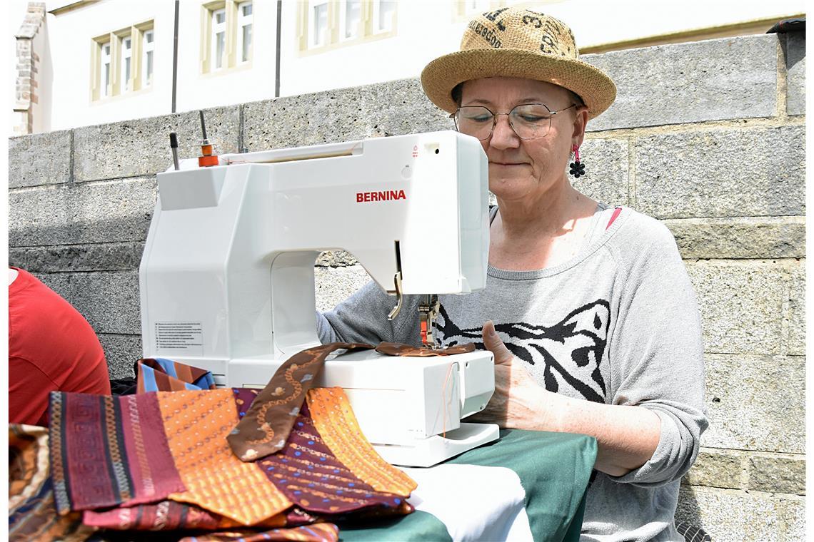 Aus alten Krawatten näht Tina Unold auf dem Regional- und Nachhaltigkeitsmarkt kleine Täschchen.