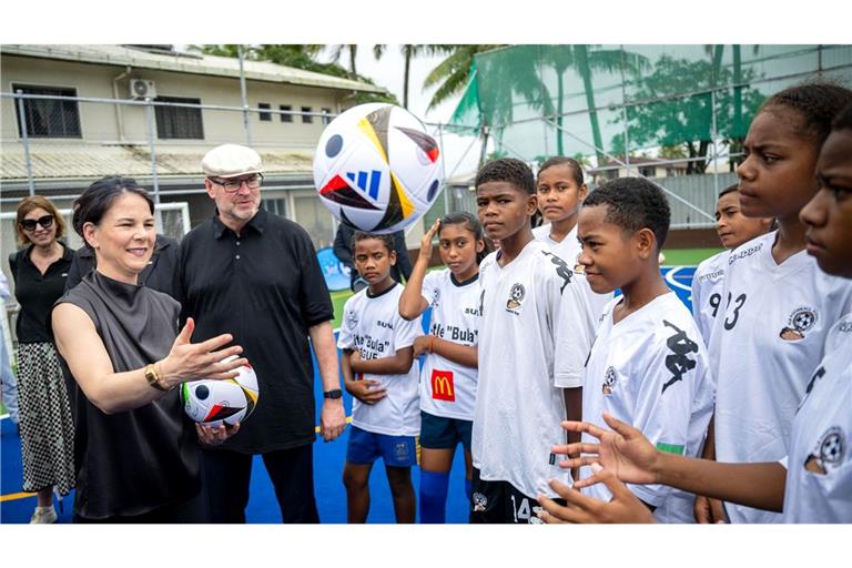 Außenministerin Annalena Baerbock trifft Fußballspieler und Fußballspielerinnen in Fidschi.