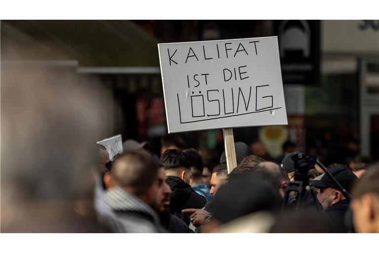 Bei der Demonstration am 27. April war auf Schildern der Schriftzug „Kalifat ist die Lösung“ zu lesen gewesen. (Archivbild)