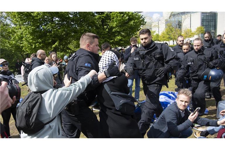 Bei der Räumung eines Camps vor dem Reichstag in Berlin ist es zu Zusammenstößen zwischen Polizei und Demonstranten gekommen.
