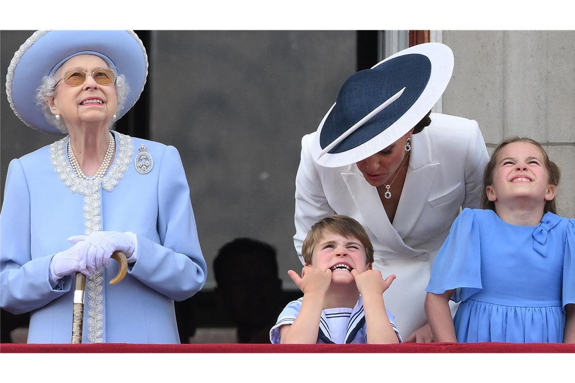 Bei Queen Elizabeths „Platinum Jubilee“ im Jahr 2022 zeigt Louis zum ersten Mal seine Entertainerqualitäten.