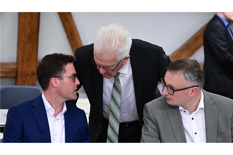 Beim „Bildungsgipfel“ von Landesregierung und Opposition sprechen Manuel Hagel (v.l.), Landesvorsitzender der CDU, MP Winfried Kretschmann (Bündnis 90/Die Grünen) und Andreas Schwarz, Fraktionsvorsitzender von Bündnis 90/Die Grünen miteinander.