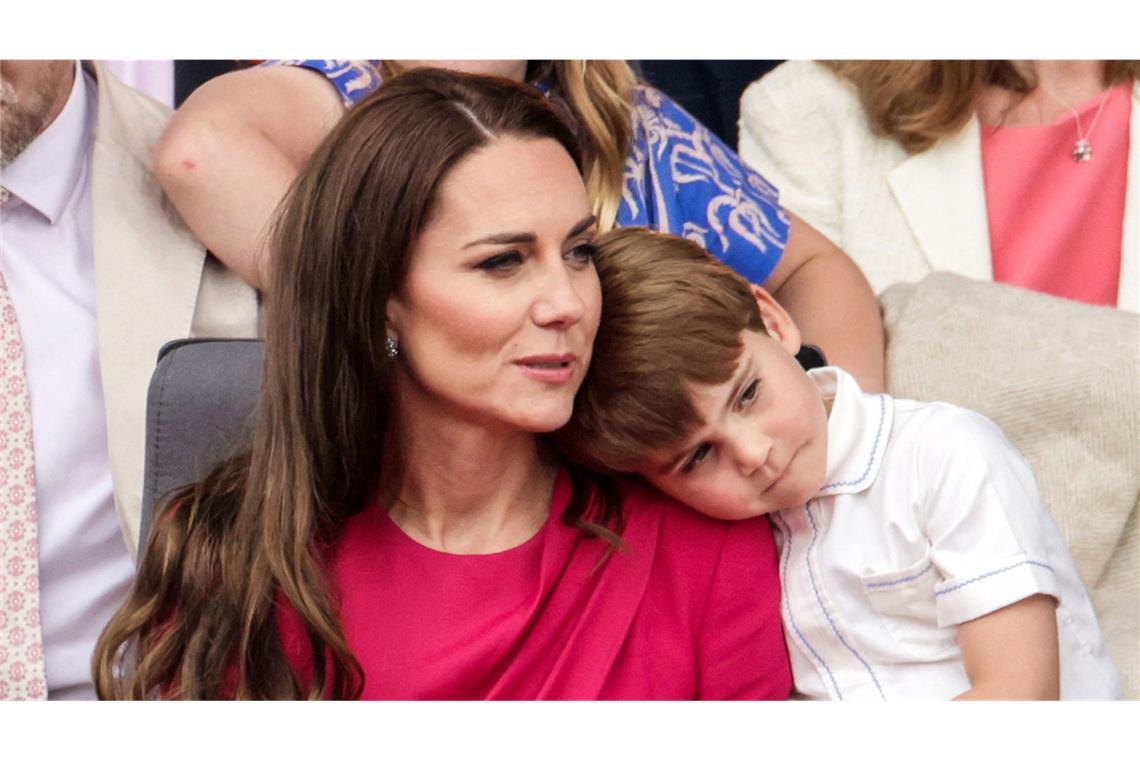 Beim Umzug zum „Platinum Jubilee“ kuschelte der kleine Prinz erst ganz lieb mit Mama, ...