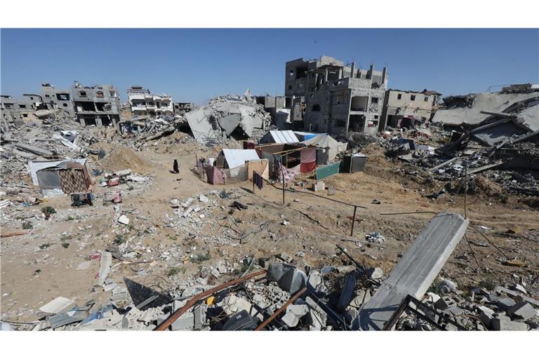 Binnenvertriebene Palästinenser errichteten Zelte auf den Ruinen des Lagers Chan Junis, nachdem die israelische Armee sie aufgefordert hatte, die Stadt Rafah zu räumen.