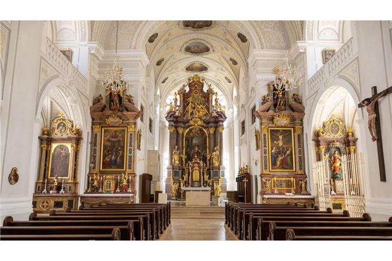 Blick in den Kirchenraum und auf den Altar der Stadtkirche Sankt Oswald