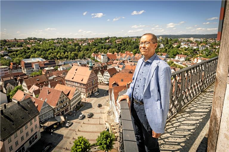 Blickt Bertram Ribbeck vom Stadtturm, fallen ihm aktuelle Bauprojekte und die Verkehrssituation in Backnang ins Auge. Fotos: Alexander Becher