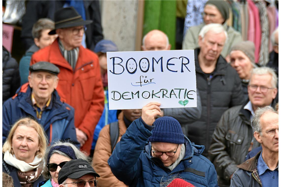 BOOMER für DEMOKRATIE  steht auf dem Schild. Demonstration und Kundgebung gegen ...