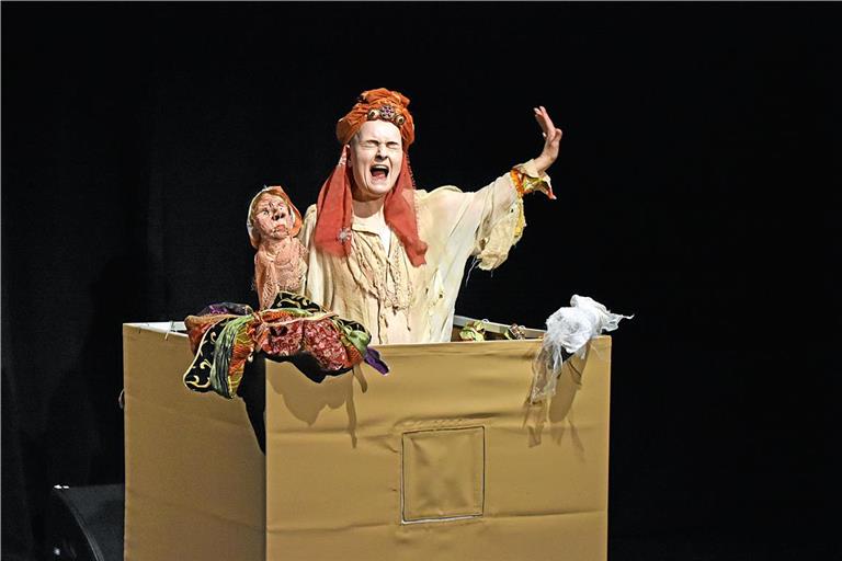 Bridge Markland verwandelt sich in der Box in die unterschiedlichen Figuren, die in dem Theaterstück „Nathan der Weise“ vorkommen. Foto: Tobias Sellmaier