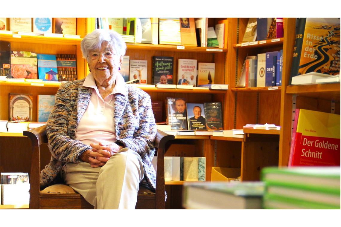 Mit 93 Jahren verkauft sie noch locker Bücher