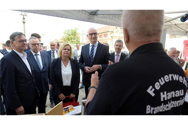 Bundesinnenministerin Nancy Faeser (l.) informiert sich am Stand der Feuerwehr Hanau während ihres Besuchs beim "Tag des Bevölkerungsschutzes" in Potsdam.