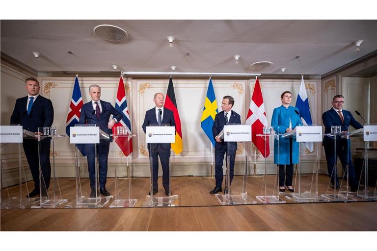Bundeskanzler Olaf Scholz, nimmt neben (l-r) Bjarni Benediktsson, Ministerpräsident von Island, Jonas Gahr Store, Ministerpräsident von Norwegen, Ulf Kristersson, Ministerpräsident von Schweden, Mette Frederiksen, Ministerpräsidentin von Dänemark, und Petteri Orpo, Ministerpräsident von Finnland, an einer Pressekonferenz nach dem Treffen des Nordischen Rats in Schweden teil.