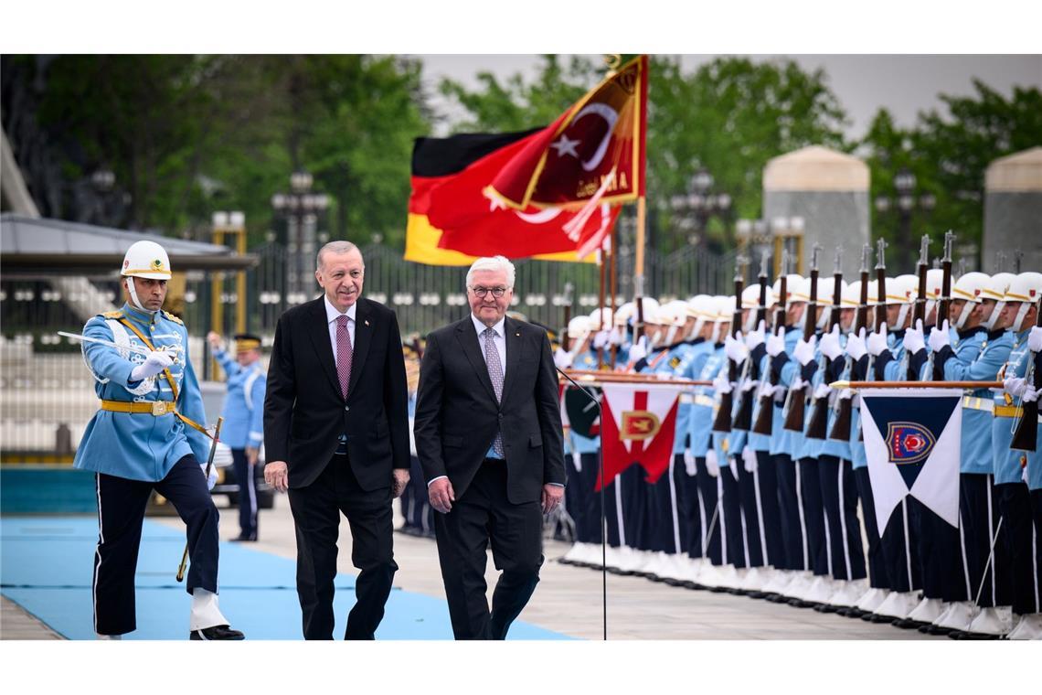 Bundespräsident Frank-Walter Steinmeier (r) wird von dem türkischen Präsidenten Recep Tayyip Erdogan am Präsidialpalast mit militärischen Ehren begrüßt.
