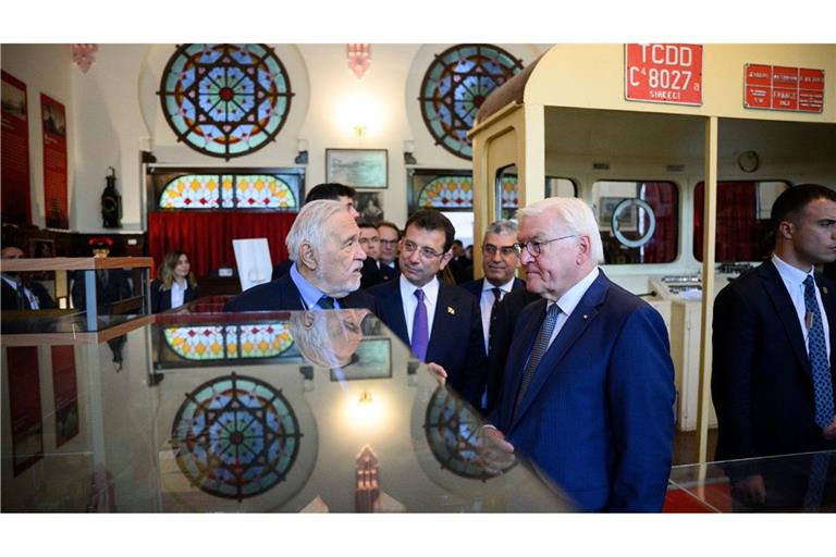 Bundespräsident Frank-Walter Steinmeier (r.) wird zusammen mit Ekrem Imamoglu (M.) vom Historiker Ilber Ortayli (l.) durch das Museum im Bahnhof Istanbul Sirkeci geführt.