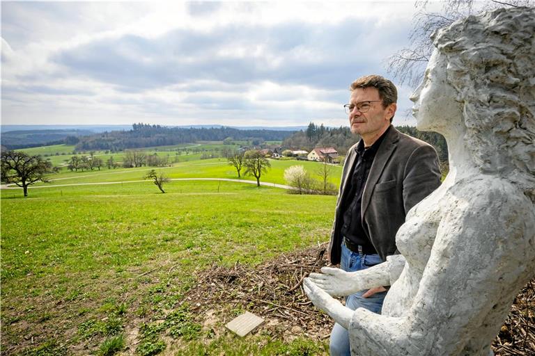 Christoph Jäger am „Weg der Lieder“: Die Skulptur von Walter Wieland passt zum Lied „Ungebrochen“, das der Bürgermeister selbst geschrieben hat. Foto: Alexander Becher