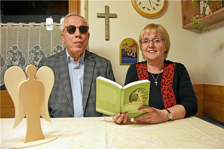 Das Ehepaar Hanna Nouri und Heidi Josua, hier an ihrem Esszimmertisch in Oberweissach, hat ein Buch über die Parallelen des christlichen Weihnachtsfests und des Islams geschrieben. Foto: Tobias Sellmaier