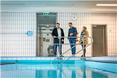 Das Lehrschwimmbecken bereitet auch Daniel Bogner, Alexander Holz und Maren Erb (von links) immer wieder Sorgen. Fotos: Alexander Becher 