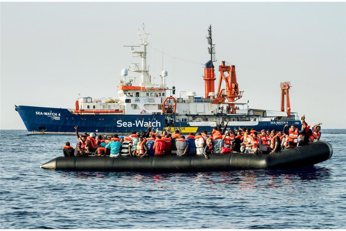 Das Rettungsschiff „Sea-Watch“ hat Menschen im Mittelmeer aus Seenot gerettet. Derartige Schiffe werden auch von deutschen Kommunen unterstützt.