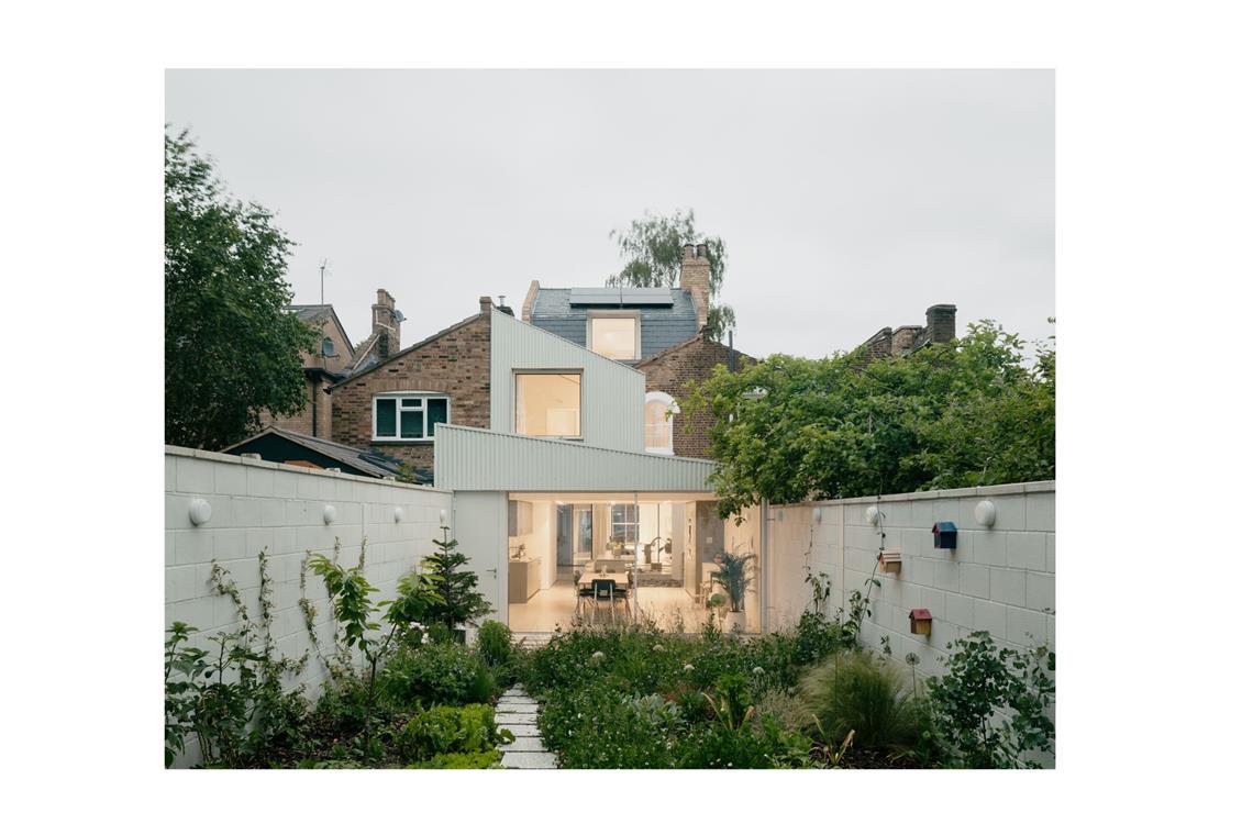 Der dritte Platz des HÄUSER-Awards, dotiert mit  3000 Euro, sowie  der Leserpreis-Sieg geht an das White Patio House in London (Großbritannien), entworfen von den Architekten und Architektinnen Koen Schaballie und Mariia Pashenko von  Pashenko Works aus  London.