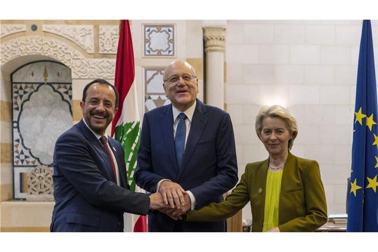 Der libanesische Ministerpräsident Nadschib Mikati (Mitte) empfängt den zypriotischen Präsidenten Nikos Christodoulidis (links) und die Präsidentin der Europäischen Kommission Ursula von der Leyen