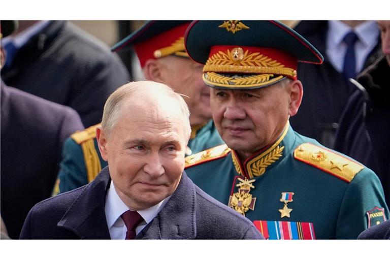 Der russische Präsident Wladimir Putin (l) hat Sergej Schoigu als Verteidigungsminister entlassen.