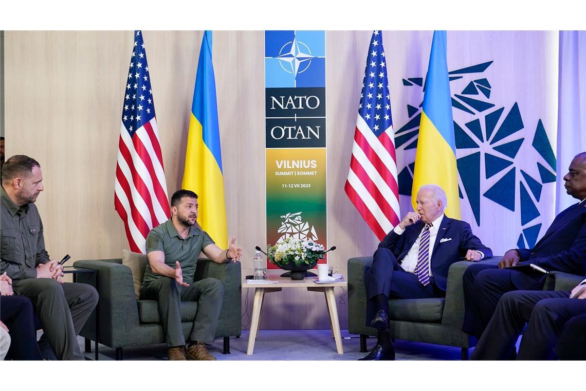 Der ukrainische Präsident Wolodymyr Selenskyj schreibt auf der Plattform X: "Diese Abstimmung stärkt Amerikas Rolle als Leuchtturm der Demokratie und als Führer der freien Welt."