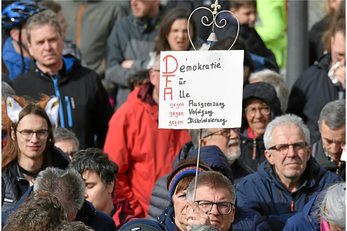 DFA DEMOKRATIE FÜR ALLE   steht auf dem Schild. Demonstration und Kundgebung geg...