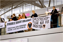 Die Demonstranten sprachen sich in Stuttgart gegen Kurzstreckenflüge und Privatjets aus.Die Demonstranten sprachen sich in Stuttgart gegen Kurzstreckenflüge und Privatjets aus.