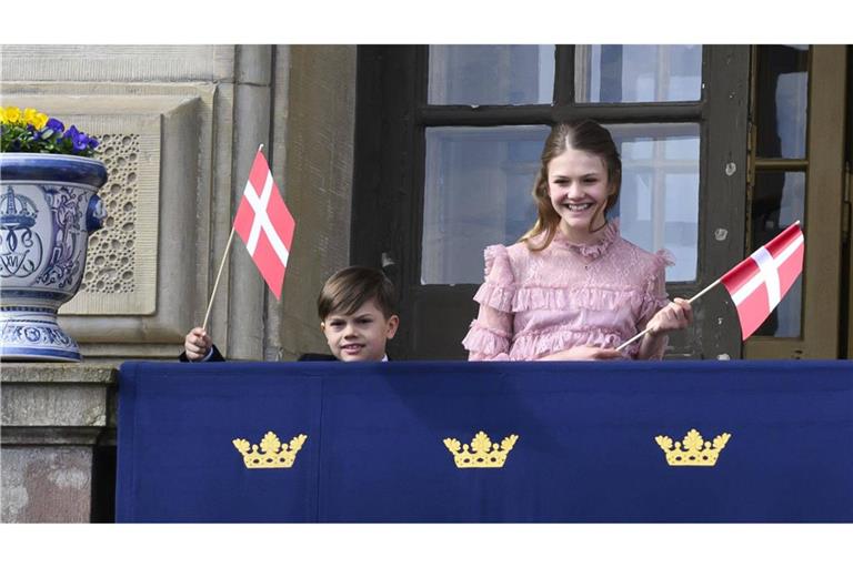 Die Fähnchen waren selbstgebastelt: Prinz Oscar und Prinzessin Estelle auf dem Balkon des Schlosses.