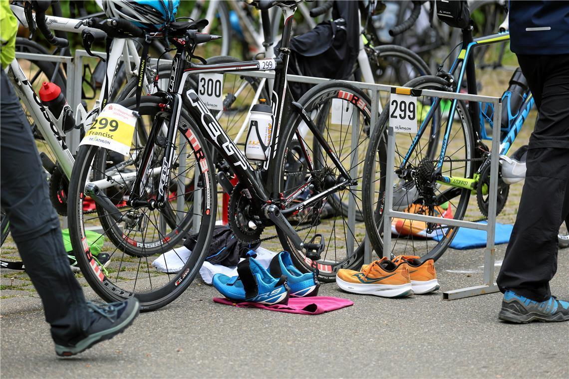 Die Fahrräder stehen bereit, die Schuhe auch - so geht beim Wechsel kaum Zeit ve...