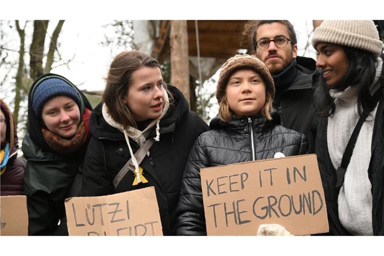 Die Klimaaktivistinnen Luisa Neubauer (2.v.l), Greta Thunberg (3.v.r), Lakshmi Thevasagayam (r) und der Klimaktivist Florian Özcan (2.v.r) protestieren in Lützerath.