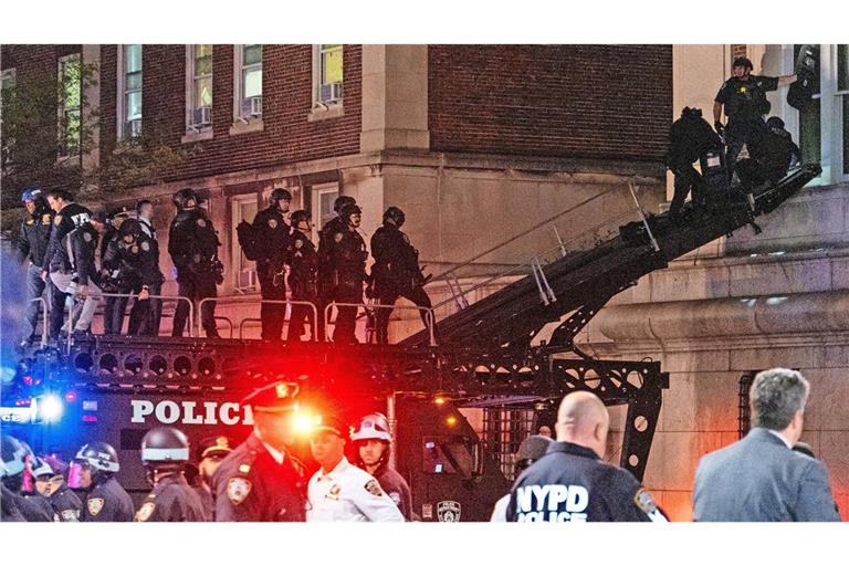 Die New Yorker Polizei dringt in die besetzte Hamilton Hall der Universität ein.