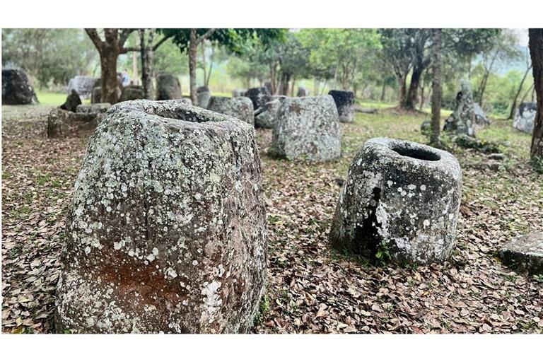 Die „Plain of Jars“ gilt als eine Art südostasiatisches Stonehenge und eine der rätselhaftesten archäologischen Stätten der Welt. Die Steinkrüge sind teilweise mehr als 2000 Jahre alt.