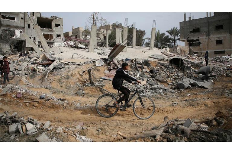 Die Ruinen eines Wohnhauses nach einem israelischen Luftangriff in Rafah: Trotz der Bedenken liefert Washington weiter Waffenhilfe in Milliardenhöhe an Israel.
