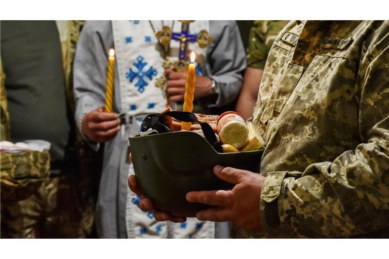 Die Ukrainer feiern das orthodoxe Osterfest, und die Soldaten der ukrainischen Streitkräfte halten sich auch an der Front an die nationalen Traditionen.