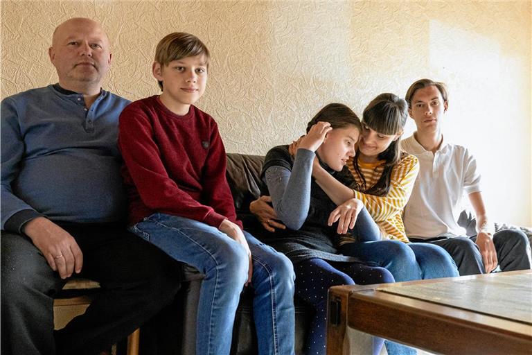 Die ukrainische Familie Medynski ist im Herbst 2023 nach Deutschland geflohen. Die Mehrfachbehinderung von Tochter Nastya (Mitte) bringt beim Ankommen im fremden Land einige Herausforderungen mit sich. Foto: Alexander Becher