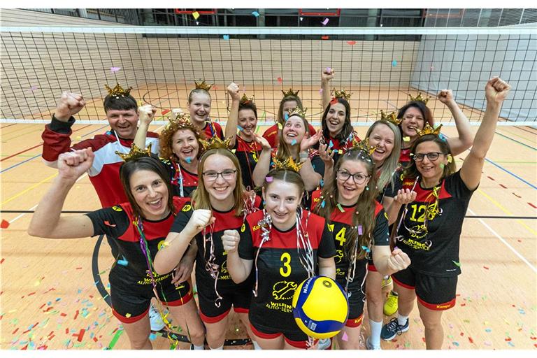 Die Volleyballerinnen der SVG Kirchberg an der Murr feiern gebührend ihren erneuten Aufstieg in die Landesliga. Fotos: Alexander Becher