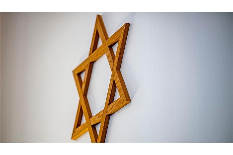 Ein Davidstern hängt an der Wand. "Man muss Antisemitismus sichtbar machen, um ihn bekämpfen zu können", sagt die Antisemitismusbeauftragte der Europäischen Kommission, Katharina von Schnurbein.