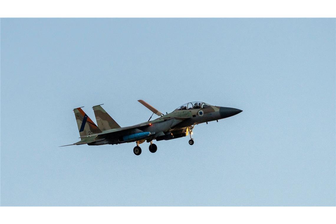 Ein F-15-Kampfflugzeug der israelischen Luftwaffe vor der Landung auf einem Luftwaffenstützpunkt in Zentralisrael.
