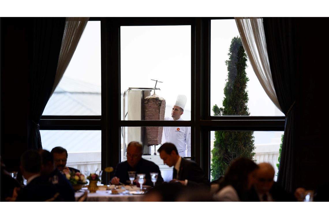 Erdogan serviert beim Mittagessen für Steinmeier Döner