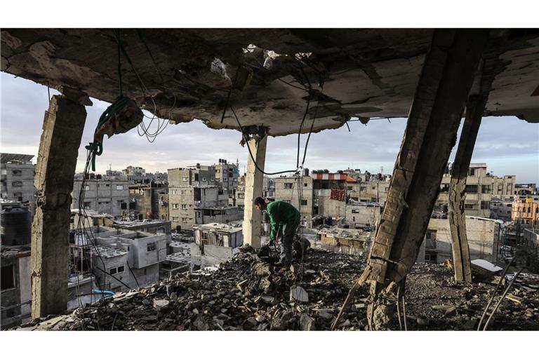 Ein Palästinenser inspiziert sein Haus, das bei einem israelischen Luftangriff auf Rafah zerstört wurde (Archivfoto).
