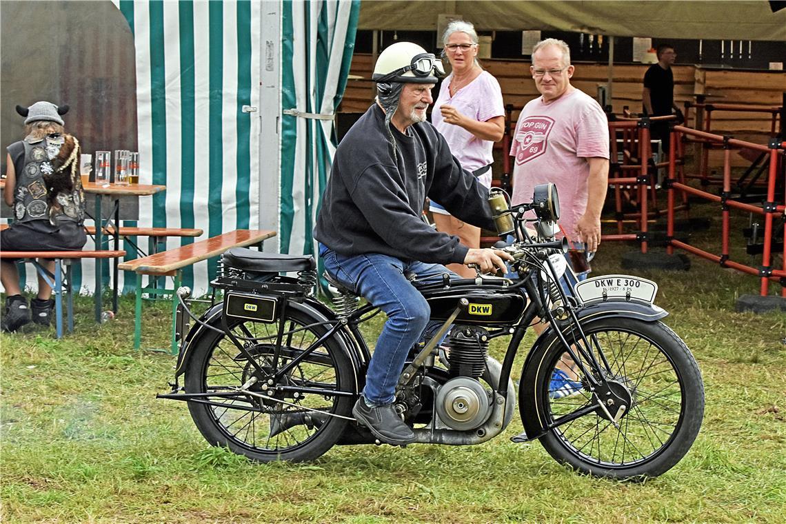 Ein stolzer Biker mit seinem historischen Zweirad. 17. Motorradtreffen des MC Tr...
